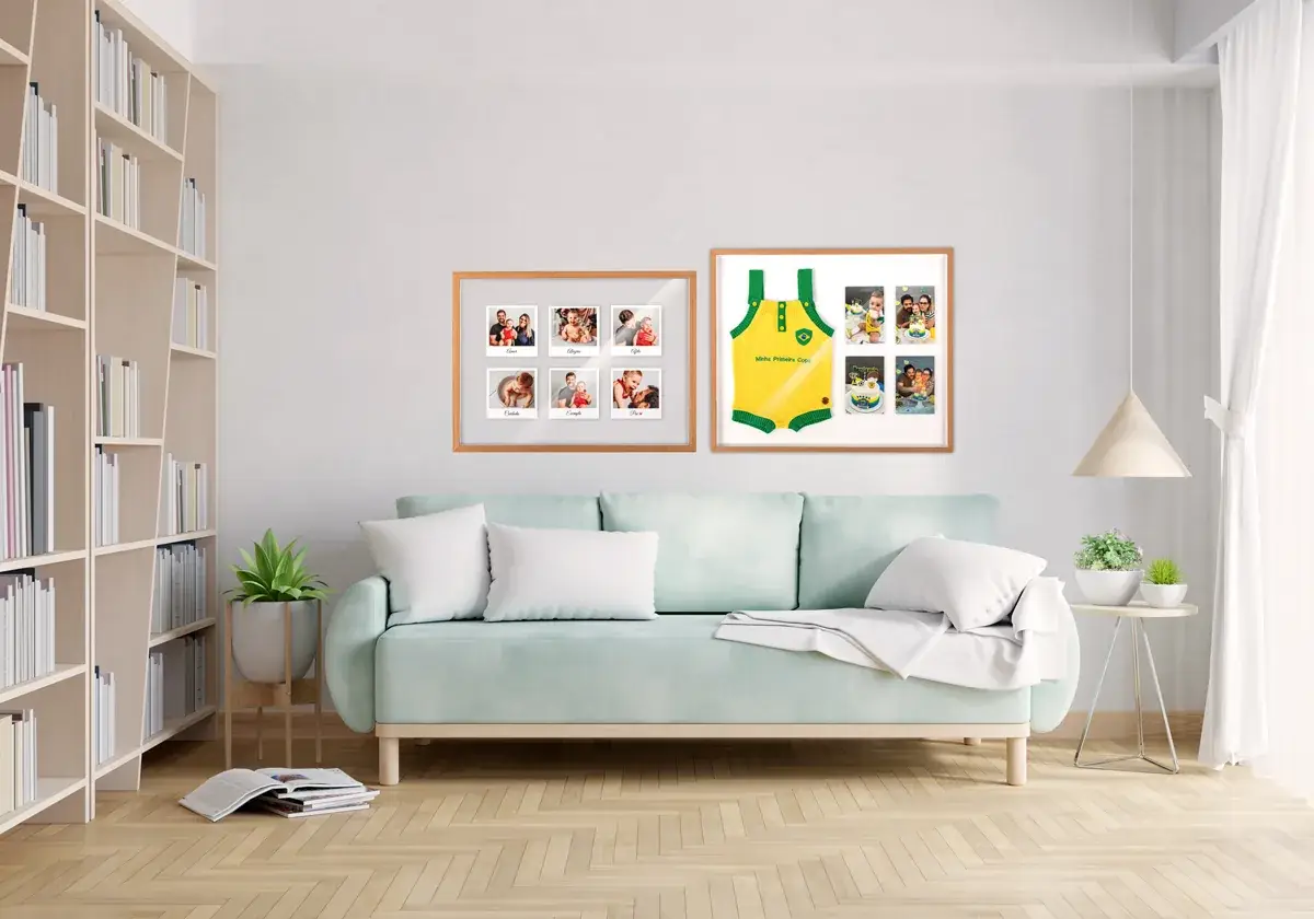 Sala de estar decorada com moldura na parede