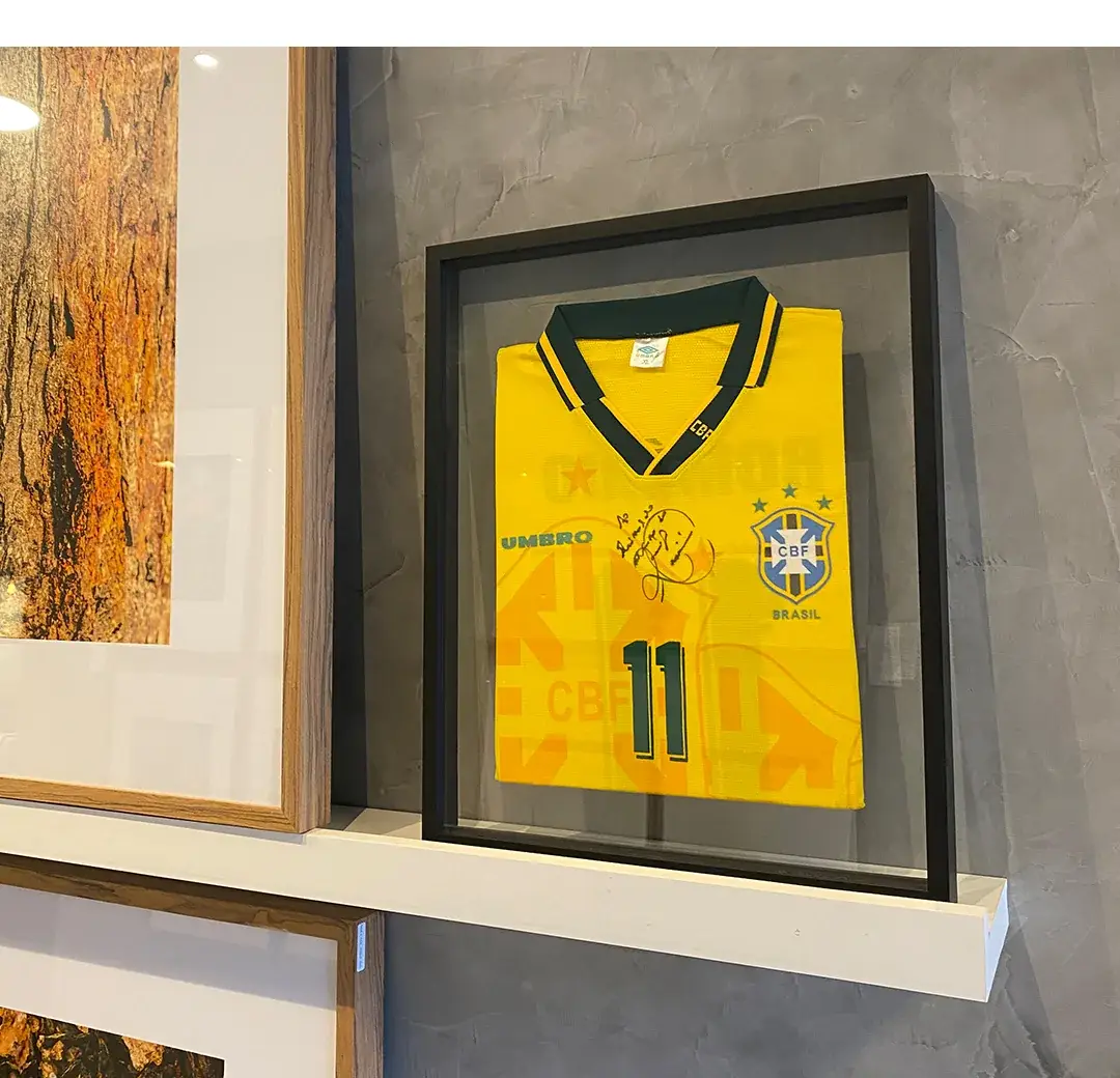 Camisa autografada da seleção brasileira nº 11 emoldurada em caixa