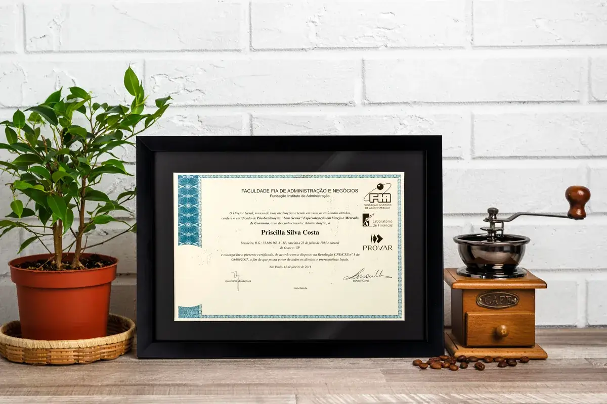 Diploma de pós-graduação emoldurado com moldura preta