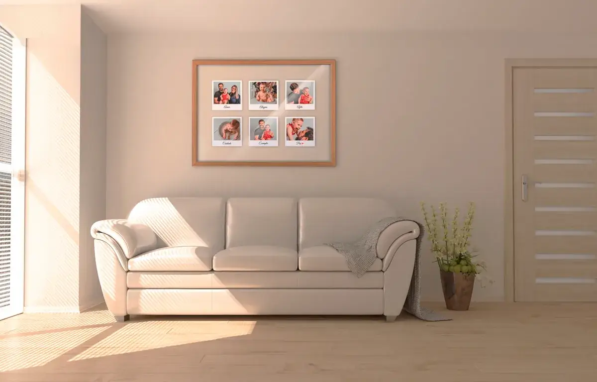 Colagem de fotos de família emoldurada sobre o sofá da sala